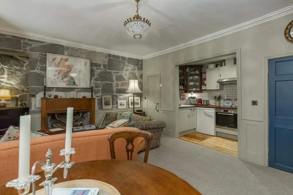 Heart Of Rose Street Quirky Antique Apartment