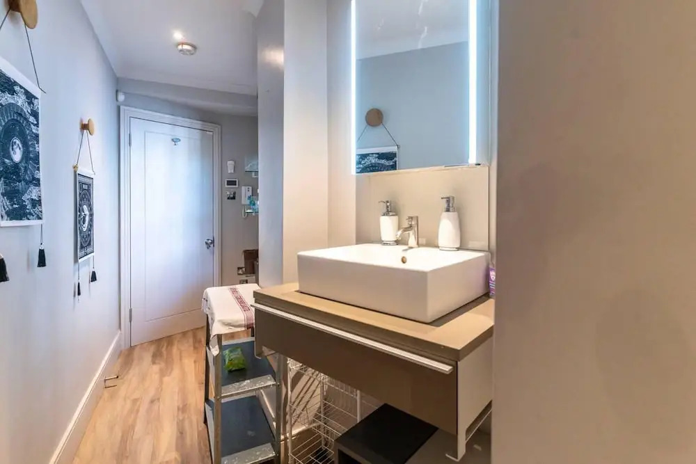 Modern Central 3-brs House With 3 Bths 2 Hottube