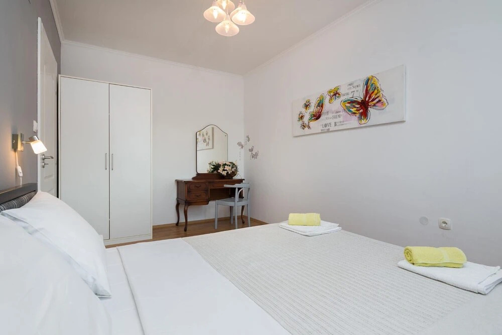 3 - Modern Apartment With Garden, 80m From Beach