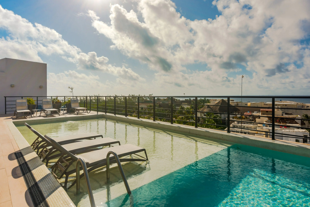 Entire modern apartment | 2 min walk to the beach | private rooftop pool
