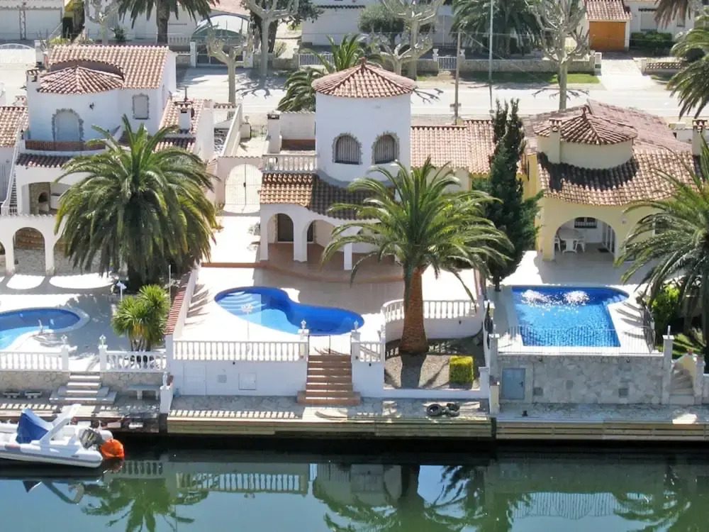 Elegant Family Villa With Pool, Mooring