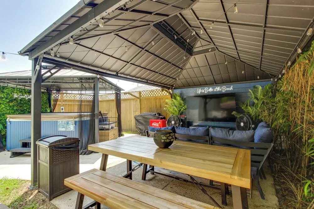 Walk to Beach, Gazebo w/ Hot Tub: Gulfport Gem!