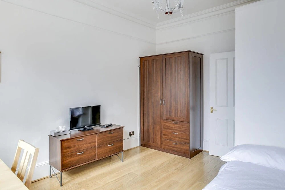 Bright 2 Bed in West Kensington W/balcony