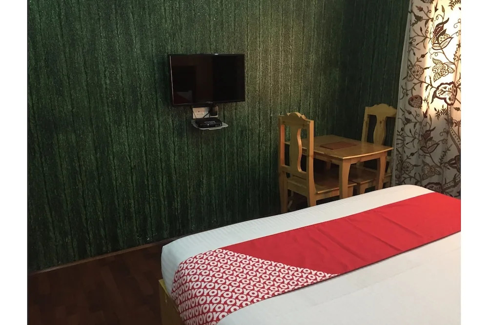 OYO 27855 Hotel Holiday Villa