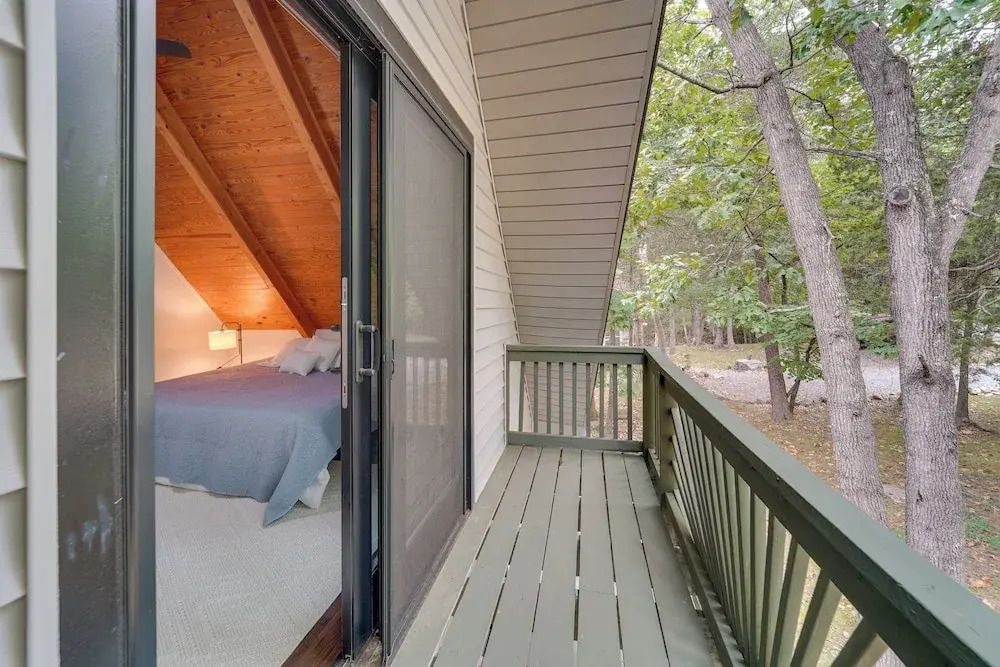 18 Mi to Grand Caverns: Cabin w/ Balcony!