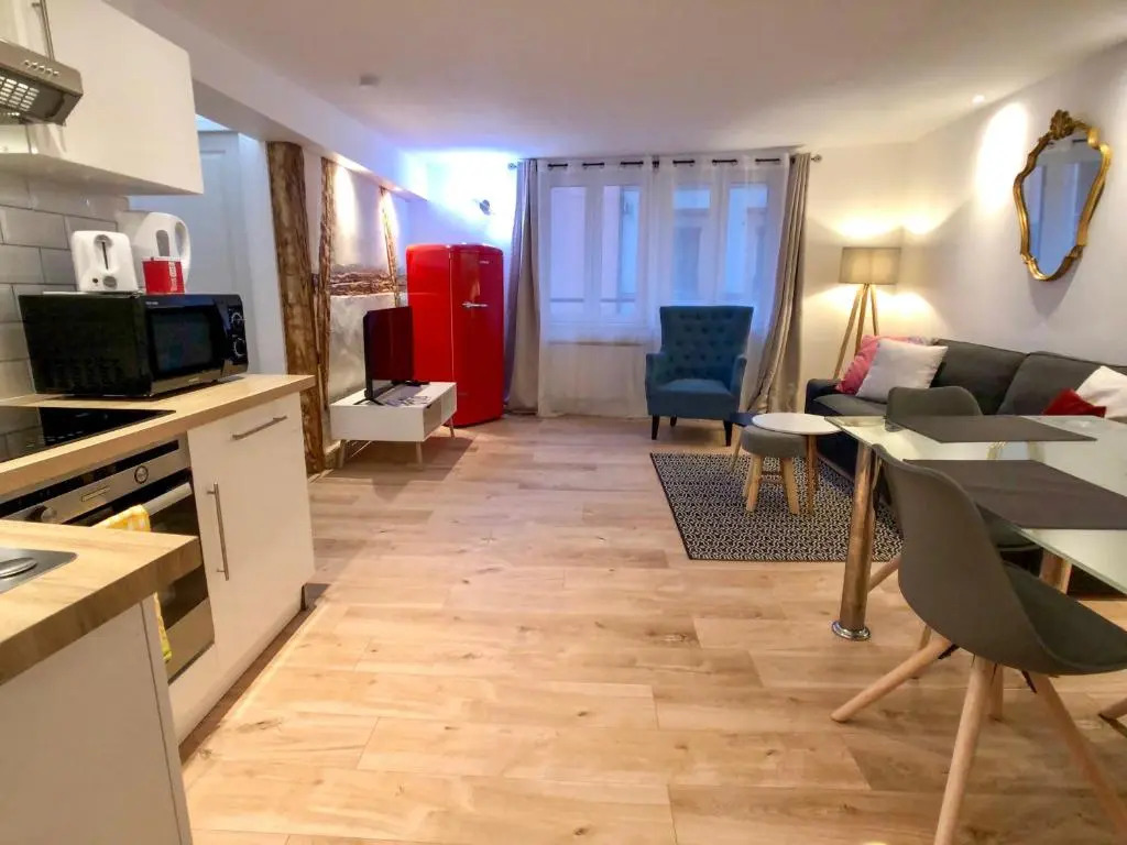 Beauty & The Beast - Old Town Cosy Apartments