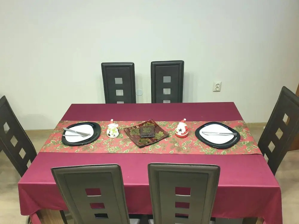 2-bed - Sleeps 4 - w Parking