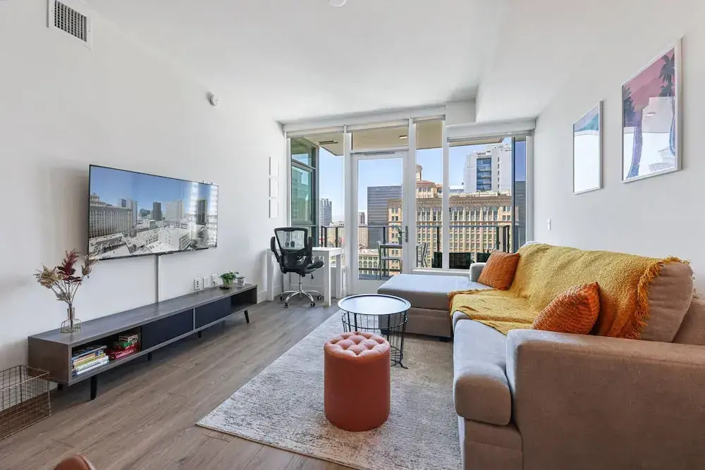 NEW Upscale Downtown San Diego Stay Queen Bed Pool Sauna