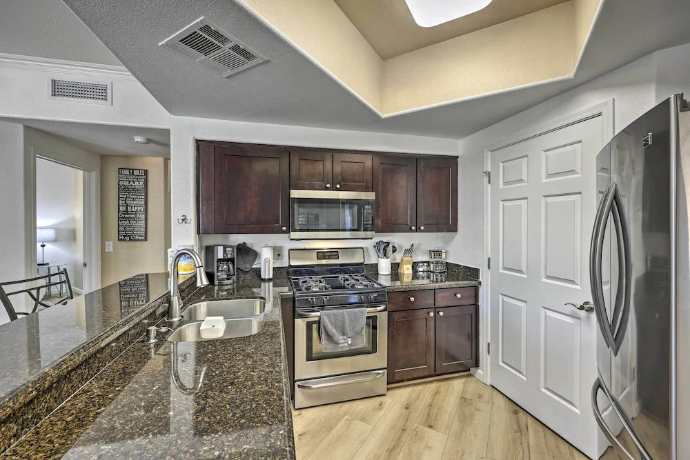 Dog-friendly Condo w/ Pool & Hot Tub in Phoenix