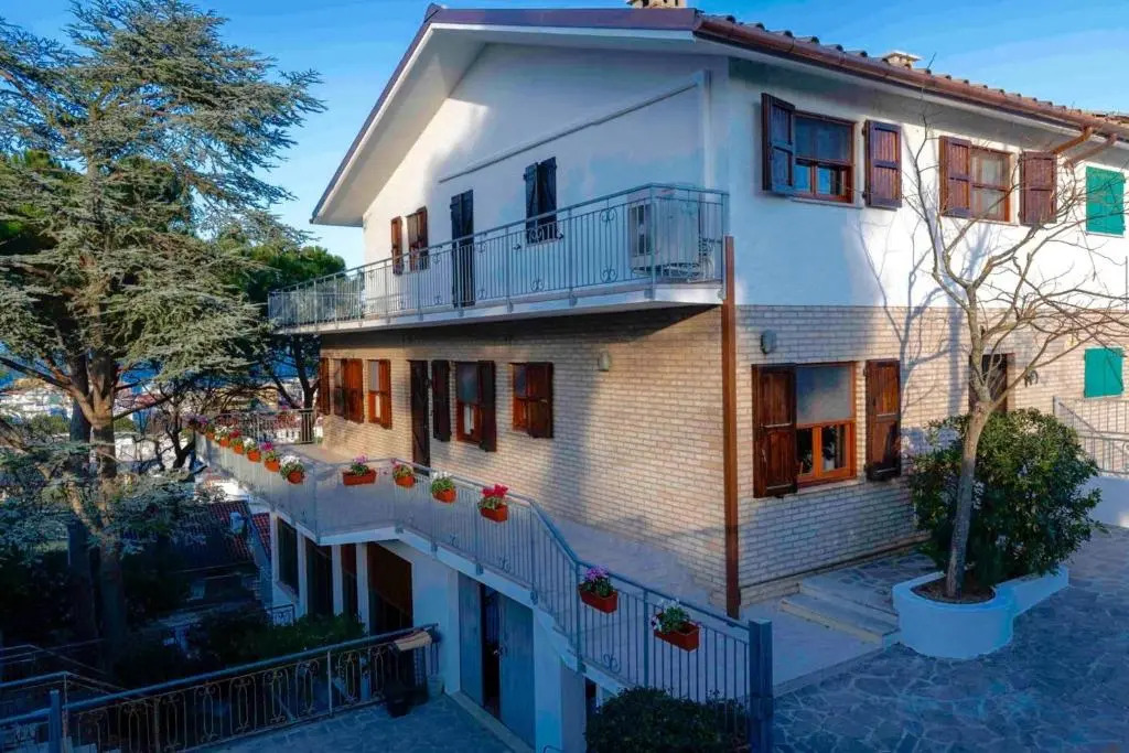 M262 - Marcelli, quadrilocale ristrutturato con terrazzo vista mare 1p