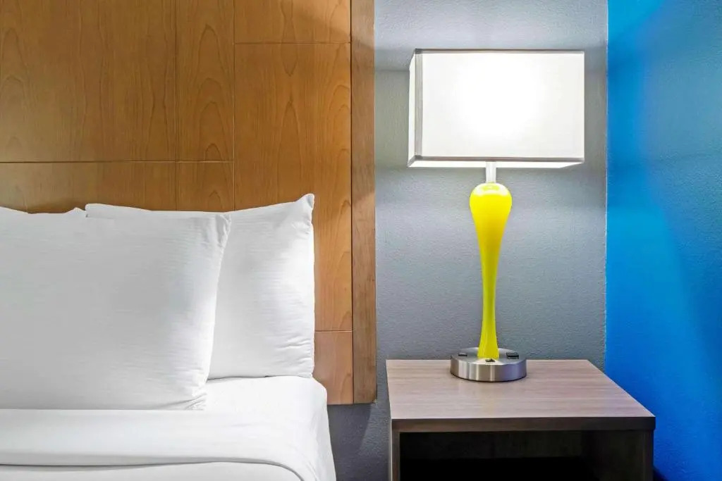 La Quinta Inn & Suites by Wyndham Mercedes Outlet Mall