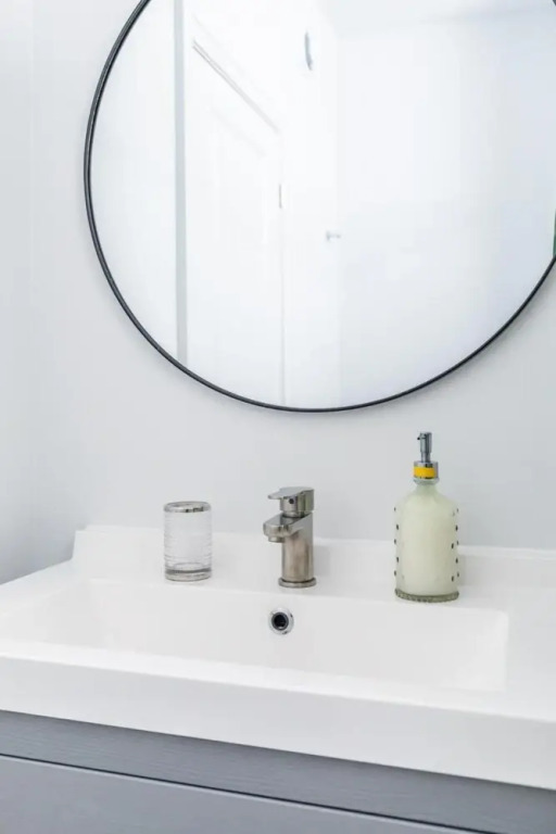 Stylish 2Br Apartment in the Heart of Hamilton 2