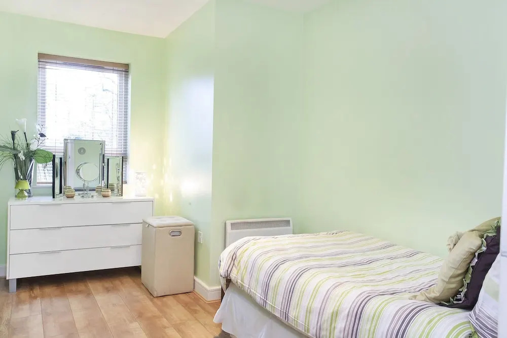 Riverbank View Three Bedroom Apartment with Free Parking