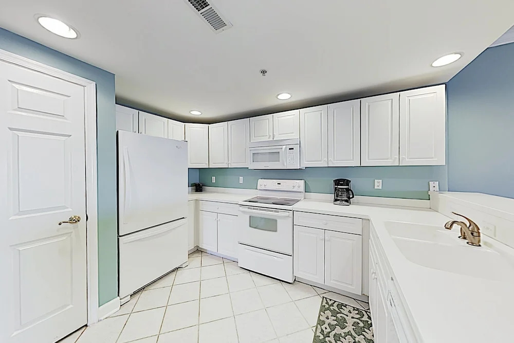 New Listing! Ocean-view W/ Rooftop Pool 3 Bedroom Condo