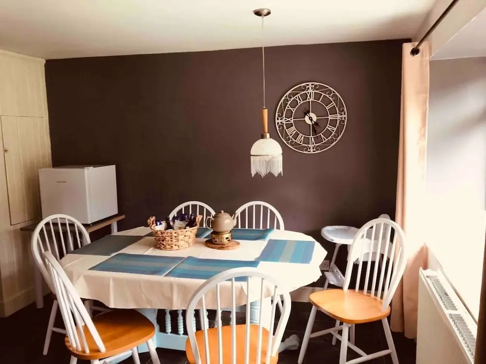 Charming 3 Double Bed Cottage by the River