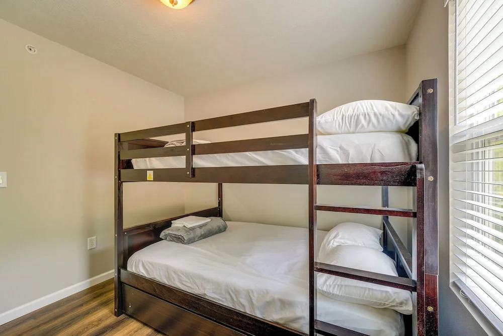 Branson Condo w/ Balcony: Near Silver Dollar City