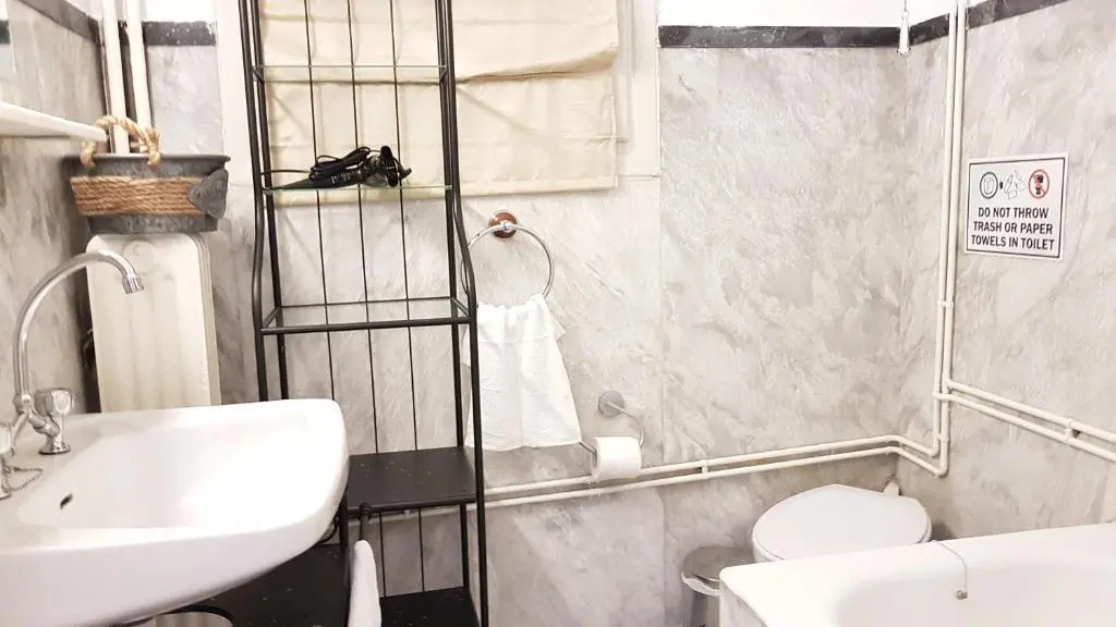 Olive Apartment- Athens Center, 4 BD, 1.5 BATH