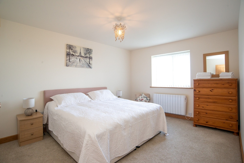 Cottage With Stunning sea Views, No Deposit