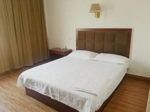 Wuhan Tianlun Holiday Hotel (Panlongcheng Jiahai Industrial Park)(武汉天伦假日宾馆（盘龙城佳海工业园店）)