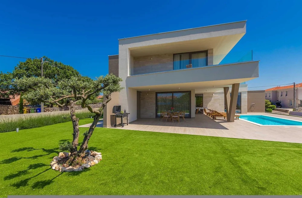 Villa VISTA with private pool and sauna