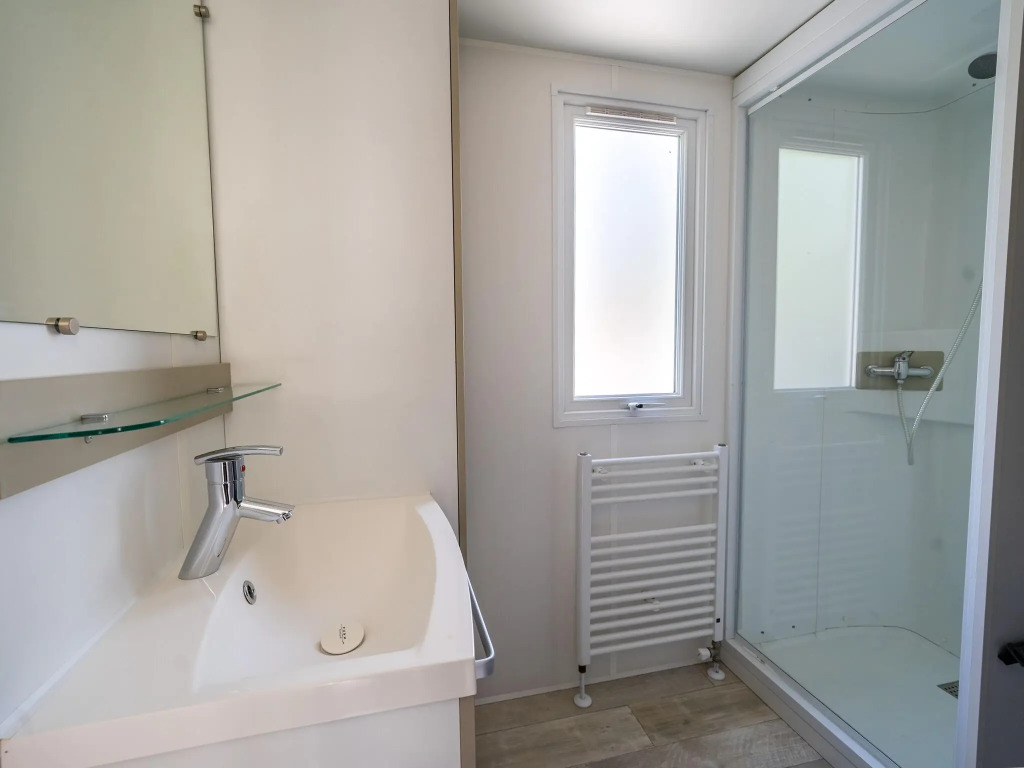 Well-maintained chalet on the outskirts of a holiday park, near Amsterdam
