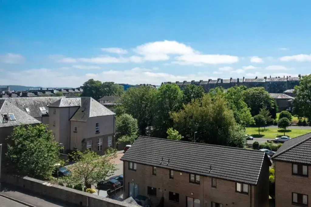 Bright, Spacious West-End Flat, Near University