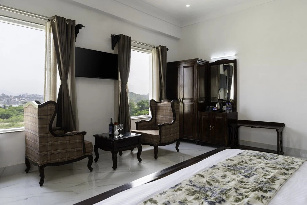 Revaas Hotel