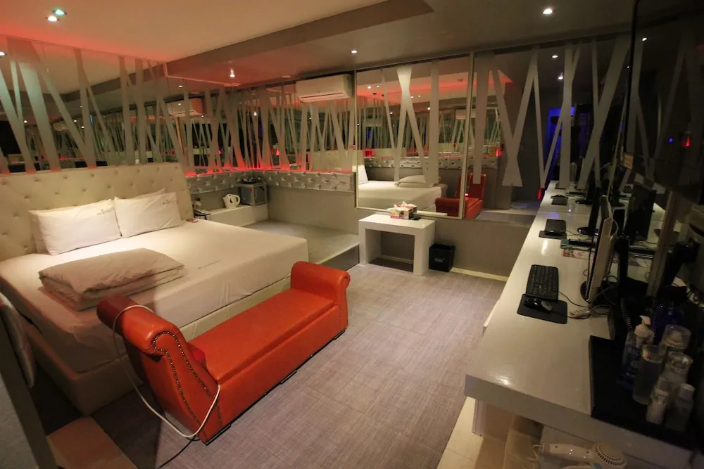 V1 Hotel