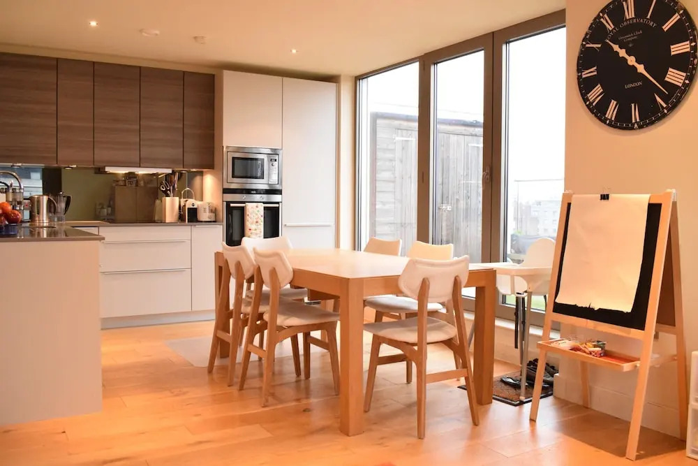 Charming 2 Bedroom Apartment Next to Maltby Market
