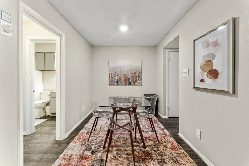 Roomy Sola 1BR King Suite Close to DT w Pool