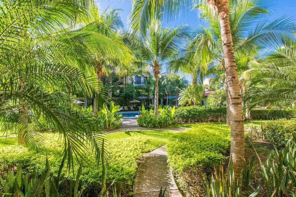 Stylish 1-bedroom That Opens on Pool -pacifico L303