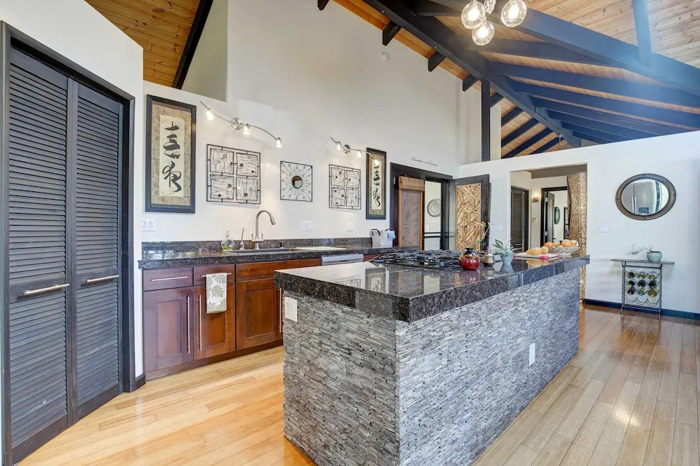 Kailua-kona House w/ Balcony & Ocean Views!