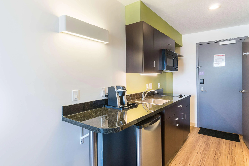 Studio 6-Bruderheim, AB
