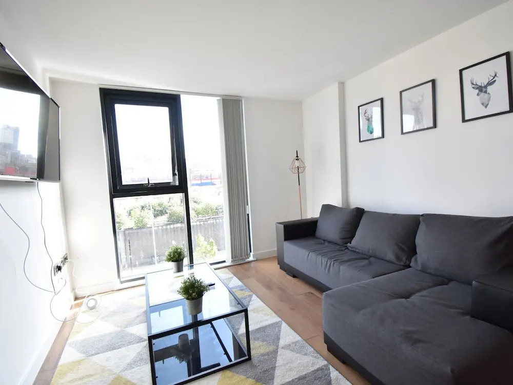 Contemporary Apartment in Sheffield near River