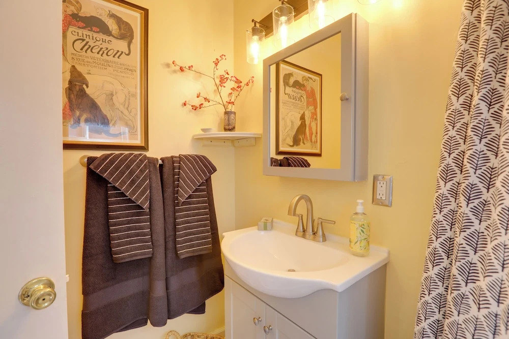 Hot Tub & Grill: Pet-friendly Apt, Walk to Midtown