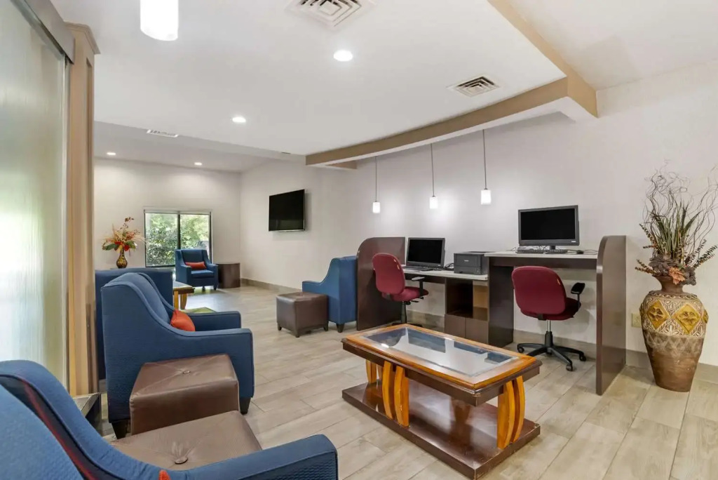 Comfort Suites At WestGate Mall