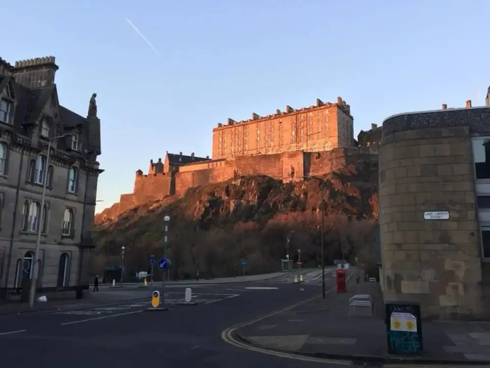 2 Bedroom Apartment Near Edinburgh Castle