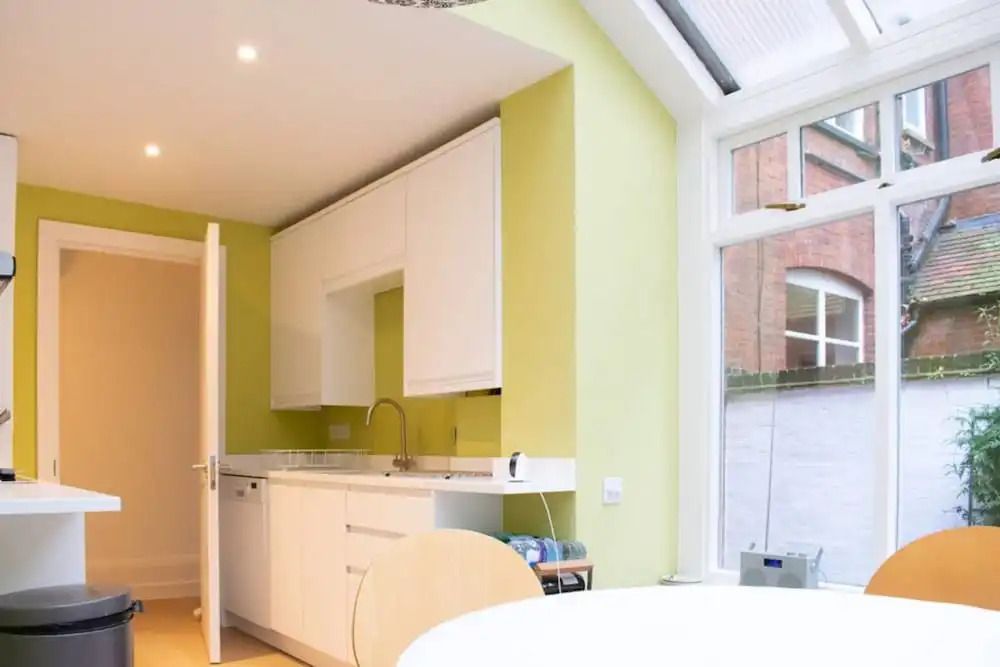 Beautiful 2 Bedroom Flat In Holland Park