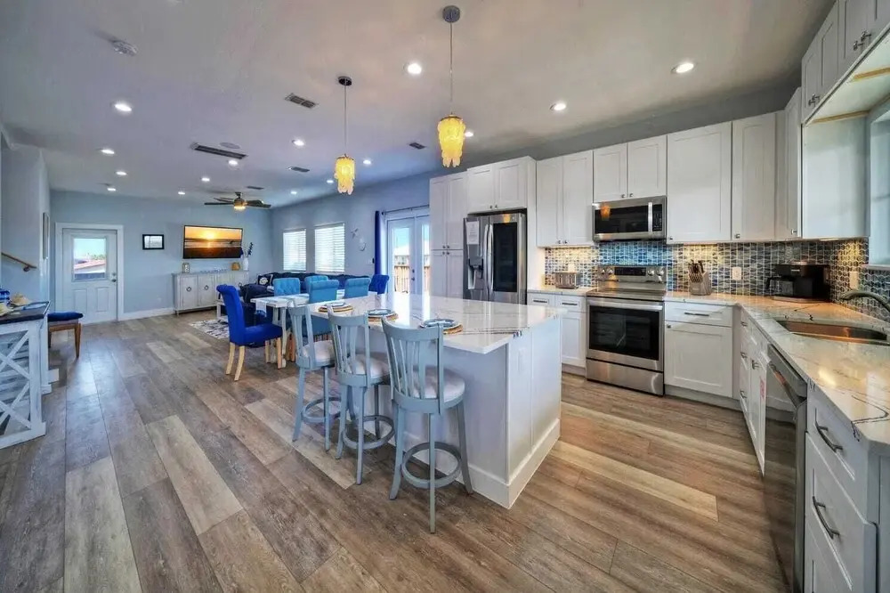 Sleeps 22! 2 Homes Priv Pool, Putting Green, Bar, Deck, Prime Port A Location