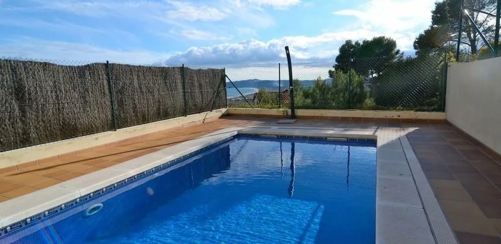 Casa con piscina y bonitas vistas al mar
