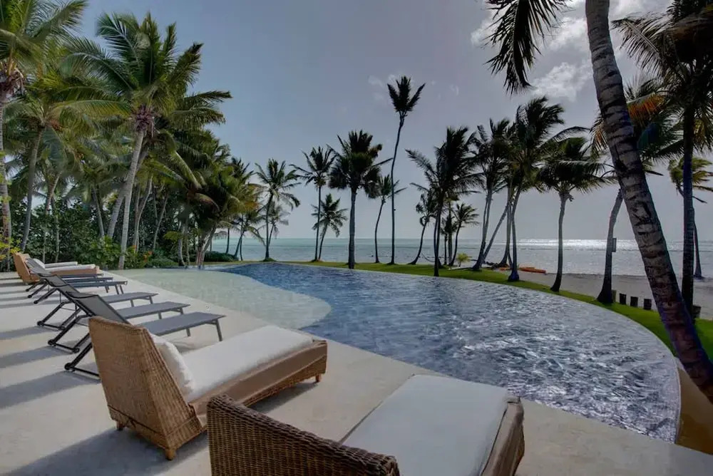 6 BR Beachfront Lush Oasis