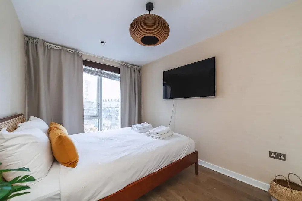Cosy 2-bed Poplar Flat w/ City Views