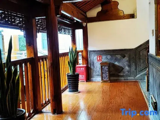 Wutongshu·Lush Mountain Retreat Timber Nook (Dali Ancient City Branch)