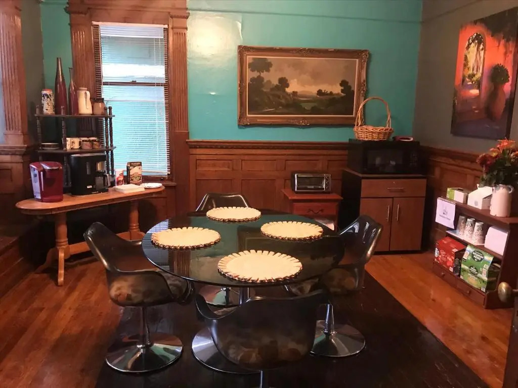 5 Star Victorian Mansion-Downtown No Locals