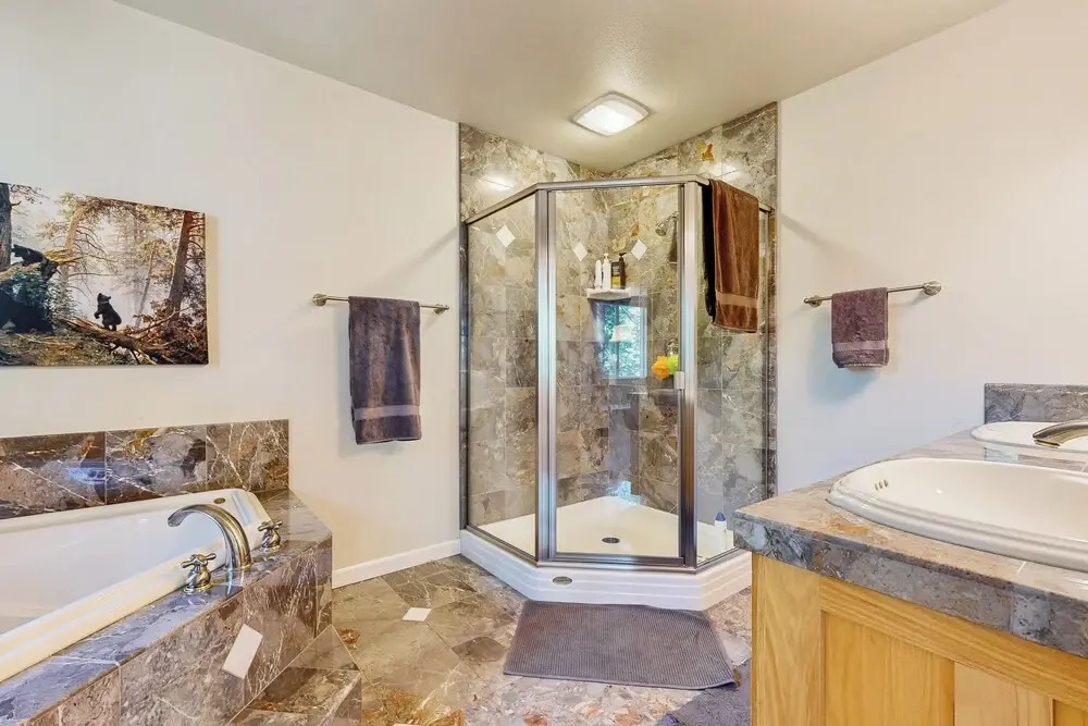 Cozy Cabin w/ Jetted Tub & Dog-friendly
