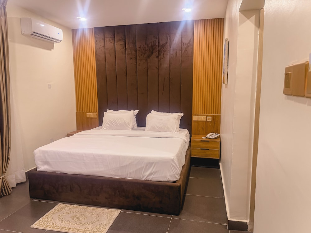 C & C Luxury Suites