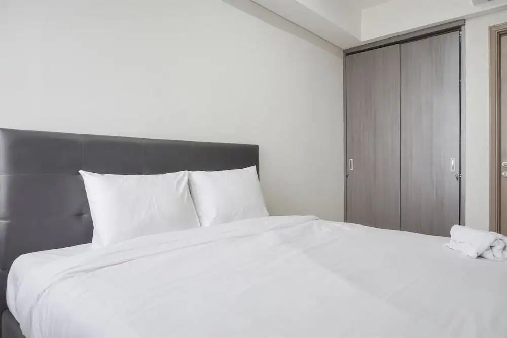 Comfortable and Minimalist 2BR at Gold Coast Apartment By Travelio