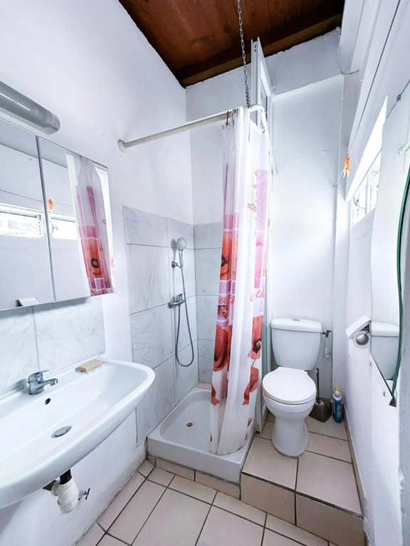 Studio avec vue sur la ville balcon et wifi a Fort de France a 1 km de la plage