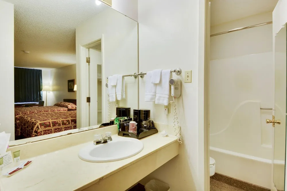 Windcrest Inn and Suites