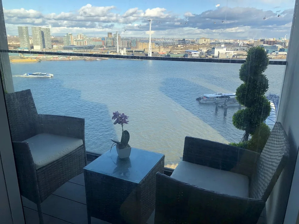 Stunning 1-bed Apartment in London With River View